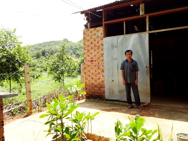 Nông[-]dân[-]Đạ[-]M’ri[-]tố[-]cáo[-]lãnh[-]đạo[-]Công[-]ty[-]Hoa[-]Sen[-]cướp[-]đất,[-]côn[-]đồ[-]